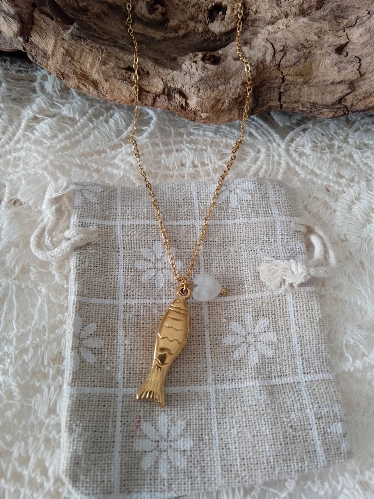 Collier pendentif poisson doré et coeur en quartz blanc – photo 2